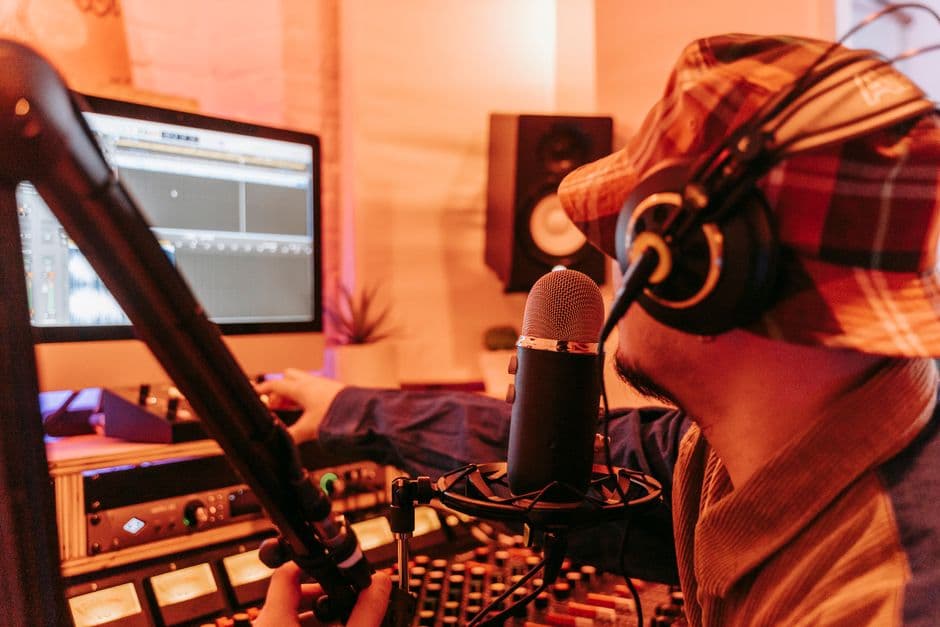 How to transcribe audio with automatic speaker identification